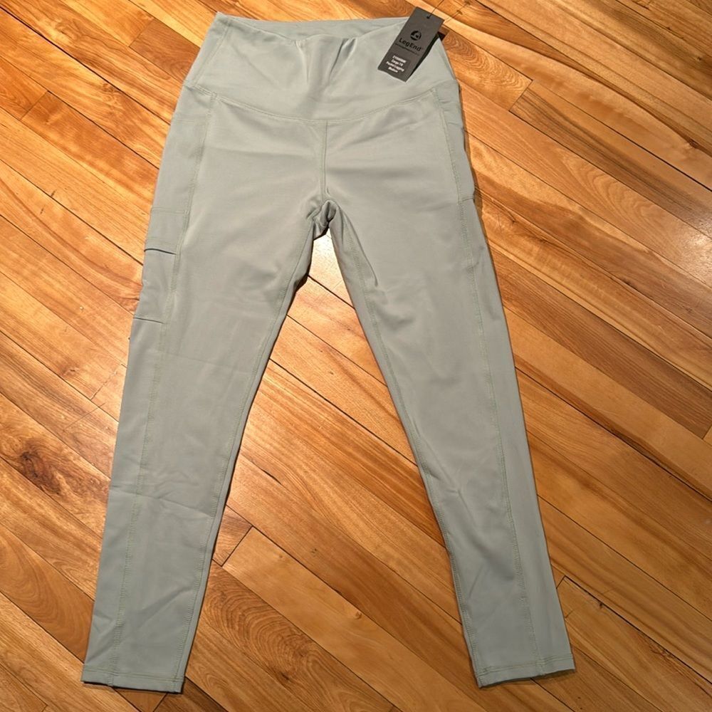 LegEnd sage high waisted Cargo 7/8 pocket legging. NWT. Medium.